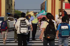 江苏灌云：辅警侍东亮的“斑马线战场”图片
