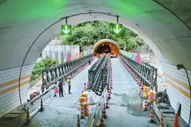 雅叶高速康定至泸定灾毁路段便桥抢通图片