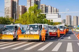 融雪剂、雪铲车、撒布机，这些“清雪神器”准备好了！图片
