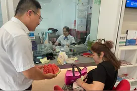 中原银行全省多网点“清凉接力” 守护酷暑中的劳动者图片