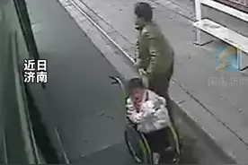 这一抬，很暖心！驾驶员帮助行动不便的小女孩上下车图片