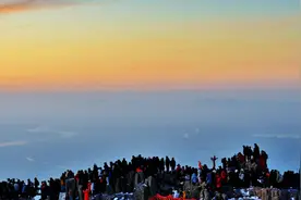 泰山中天门索道今日起恢复正常运营图片