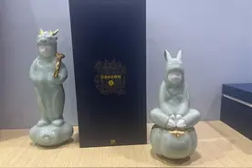 中药首饰戴在手上，葫芦烙画卡通造型 跨界融合创新 千年非遗“潮”起来图片
