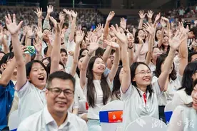 “请勇敢地去做梦” 三位奥运冠军回华科大分享征战奥运之路图片