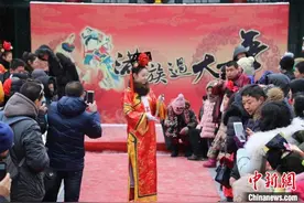 （新春走基层）“Z世代”成常客 吉林百年满族大集“年轻”了图片