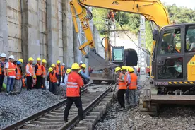 鹰厦铁路华安改线顺利拨接和开通图片