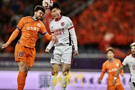 开场5分钟丢球，泰山队上半场0:2落后成都蓉城图片