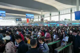 4月10日起每天7点—18点，成都东站至重庆整点开行动车图片