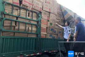 凌晨一货车运输1008件不可降解塑料制品入岛，在海口被截获！图片