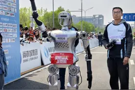 目击机器人马拉松现场：董事长现场打广告、投资人找机会；机器人摔倒？宇树科技回应！图片