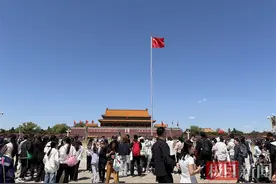 五一假期天安门广场游人如织，毛主席纪念堂近两日已约满，有游客远远合影留念图片
