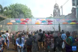 缅甸欢庆泼水节图片