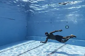 杰伦-布朗晒水中训练照合集：我喜欢你们的建议图片