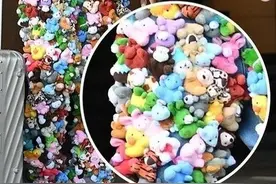 你觉得好看吗？售价650美元牛仔裤上缝玩偶正掀起时尚狂潮图片