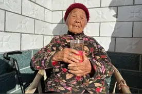 泪目！98岁姐姐终于见到25岁弟弟图片