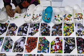 半两财经|鞋花比鞋贵 国内比国外贵 洞洞鞋的坑你入了吗？图片