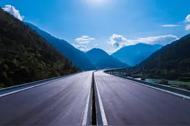 泸石高速石棉段12月31日通车 2026年全线通车成都3.5小时开拢海螺沟图片