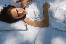 健康小站丨夏日炎炎，翻来覆去睡不着？这些助睡妙招请收好图片