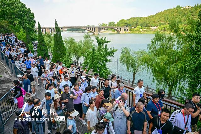 河南洛阳：龙门石窟暑期旅游热