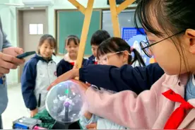 AI绘画、和机器人下棋……松江这所学校为孩子们点亮科技梦图片