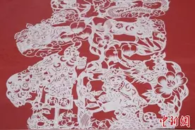 浙江听障小伙：有形的剪纸“演绎”无声的世界图片