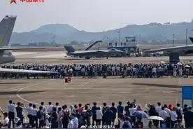 歼-20再次落地中国航展现场图片
