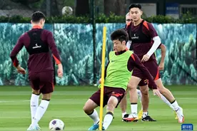 足球——国足在沪备战世预赛图片