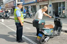还 “位” 于民 警方联合城管整治私占车位现象图片