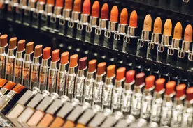 小棕瓶、神仙水都卖不动了 国际美妆巨头在中国市场集体失意 | 18家国际美妆公司半年报揭秘图片