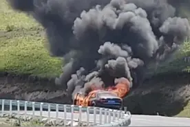 烧成这样！夏季高温谨防车辆自燃图片