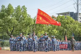 武汉工程大学2024级新生军训汇演，用创意方阵展青春风采图片