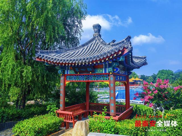 虎山公园楹联：笔墨融山水 一联一景见泰山
