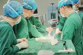 “二踢脚”放入自制钢管，炸破了自己的胃肠脾图片