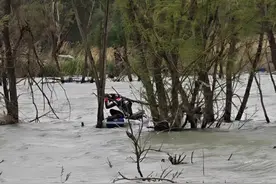 北京突发：钓鱼者河中遇险，房山消防火速救援图片