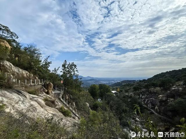探秘泰山东御道：古道浸秋韵，溪流伴密林，保洁员日行近20公里护清幽