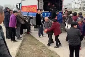 开货车发了两天，90后夫妻三胎喜得千金，给村民免费发放10万个鸡蛋图片