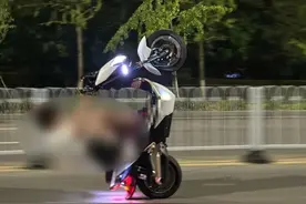 翘头炫技？群众举报！交警：严查！图片