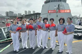 老兵看“舰”，感慨国家强大图片