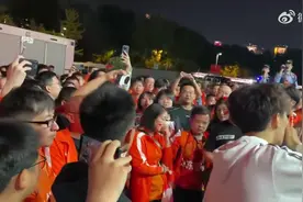 什么情况？泰山部分球迷场外大喊：丢人现眼，泰山解散！图片