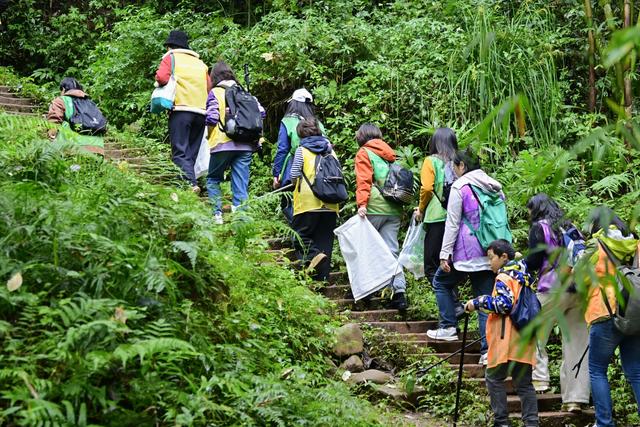 以脚步丈量生态，用行动守护文明“环保志愿‘趣’游蓉城”系列首站——大邑药师岩生态徒步环境清洁活动完美落幕