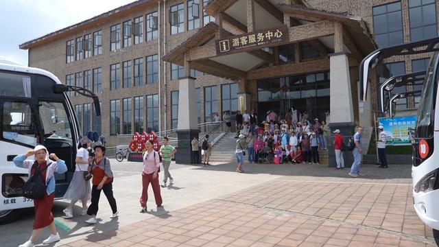 ​乌蒙大草原景区：迎来避暑旅游高峰，日均接待游客1万多人次