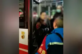 重庆一女子下班高峰堵公交车致道路拥堵，目击者：很气愤视频封面