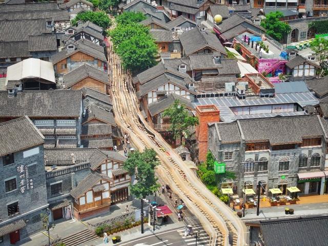 重庆十八梯搭400米草帽天幕为游客消暑