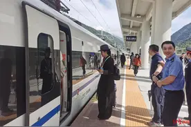 首趟动车发出！川青铁路镇江关至黄胜关段开通运营，从成都最快1小时39分跑拢黄龙九寨站图片