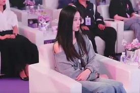 黄子韬在卫生巾发布会直播现场感谢徐艺洋，否认贴牌！售价公布图片