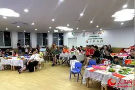 360°看亚运｜观赛之余 费立纬妈妈和邻居共话冠军背后的故事图片
