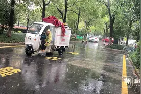 台风天，父子三人一起送快递！三年前中秋感动全网的他们还好吗图片