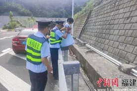 高速上三名孩童被独留车内  幸得执法员及时救助图片