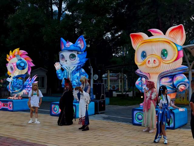 过山车上观灯海，石景山游乐园京彩彩灯游园会8月8日开幕