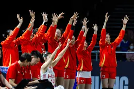 中国女排小组赛三连胜晋级，淘汰赛将战法国队图片